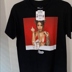 Black shirt sleeve shirt with a model looks huge